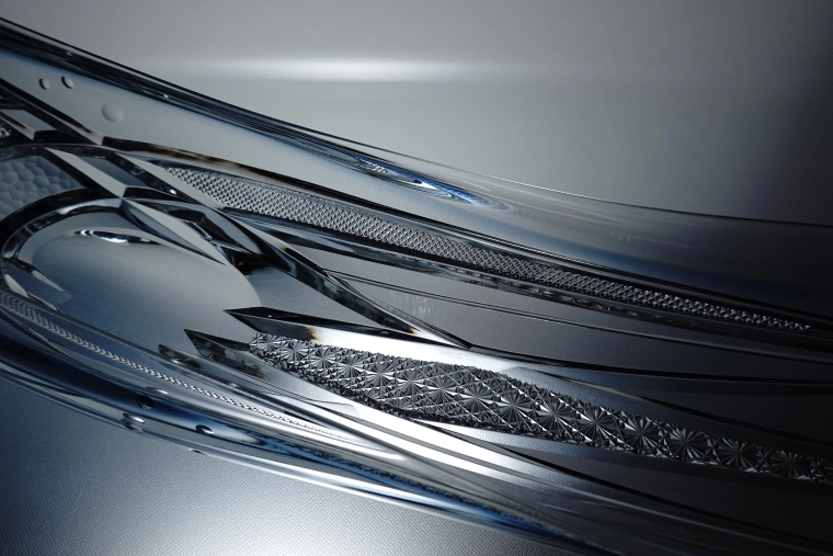 写真：硝子切子鉢「Flowing Blue」
