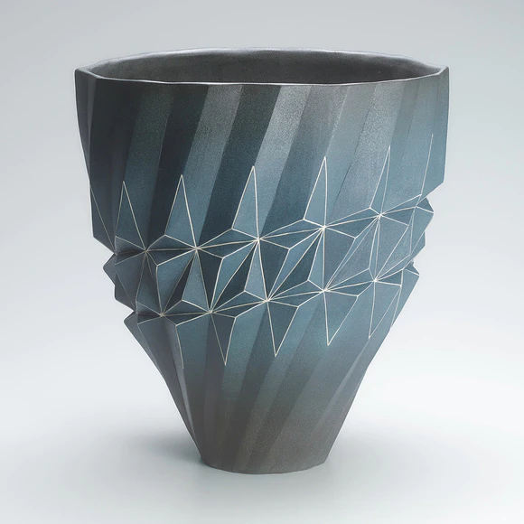 青白磁彫文花瓶(亀田 茂友)｜ギャラリージャパン