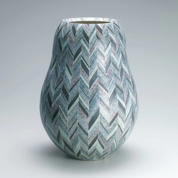 Vessel with light color decoration in tsutsugaki.