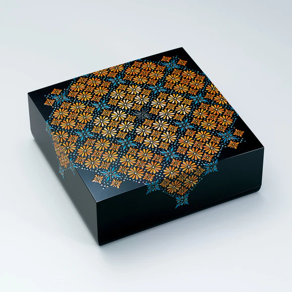 Kanshitsu box with small chrysanthemum design in kirinukiharie.