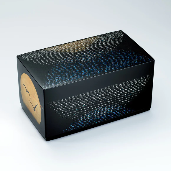 Box with design in makie. “Slanting sunlight”