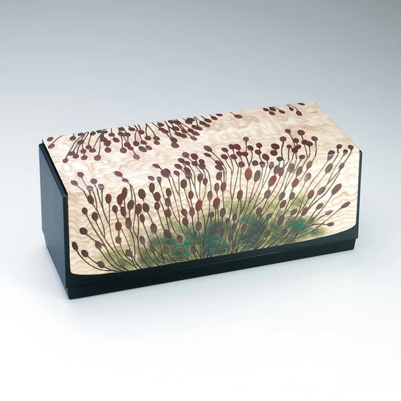 Box with design in makie on plain wood. “Late summer”