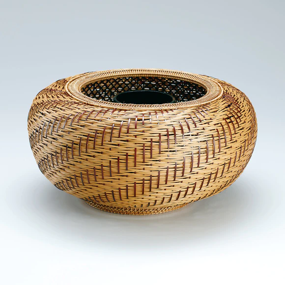 Flower basket in niren matsuba ami weave. “Old pine wood”