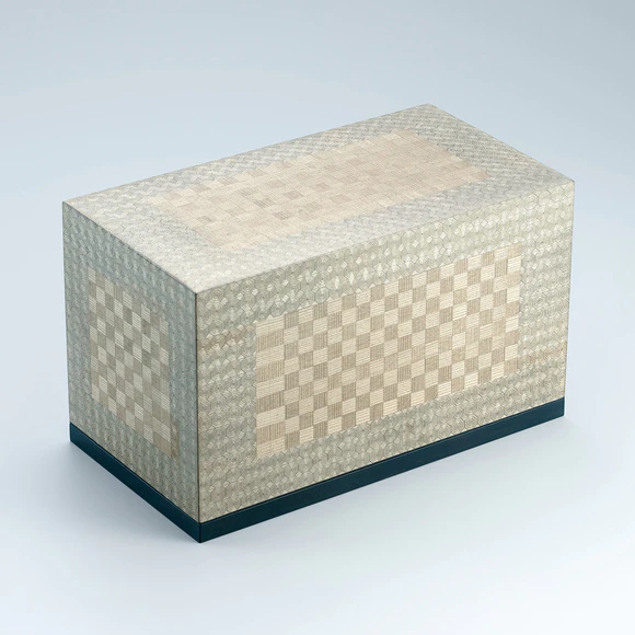 Box of jindai cedar wood with marquetry.
