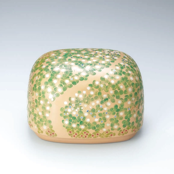 Kanshitsu box with spring grass design in chinkin.