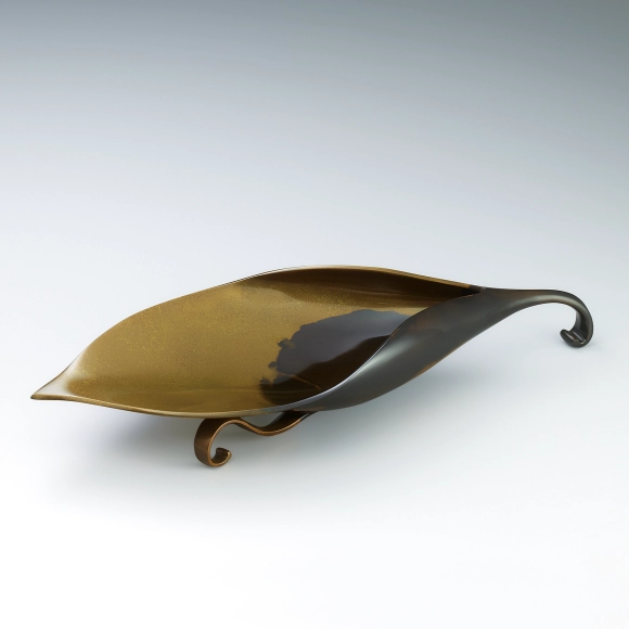 Food vessel cast in two different metals.