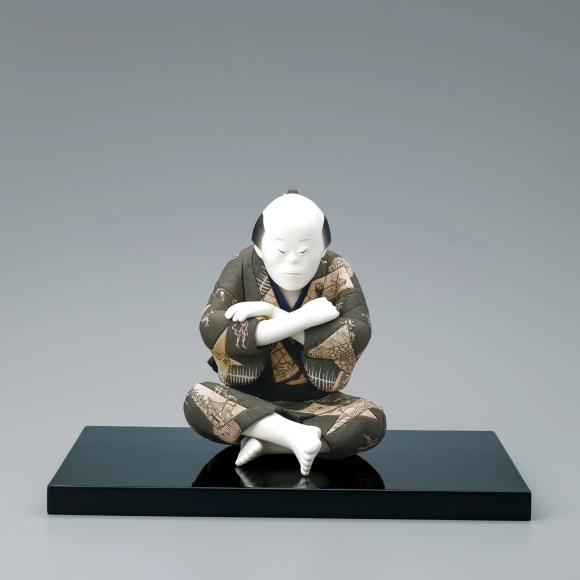 “Can’t come up anything”. Formed with tōso over wooden core and dressed in kimekomi.