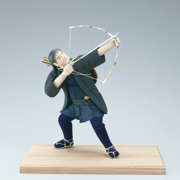 “Never missing the mark”. Formed with tōso over wooden core and dressed in kimekomi.