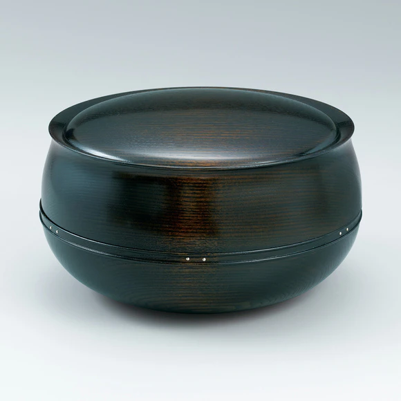 Covered round box of ash wood.