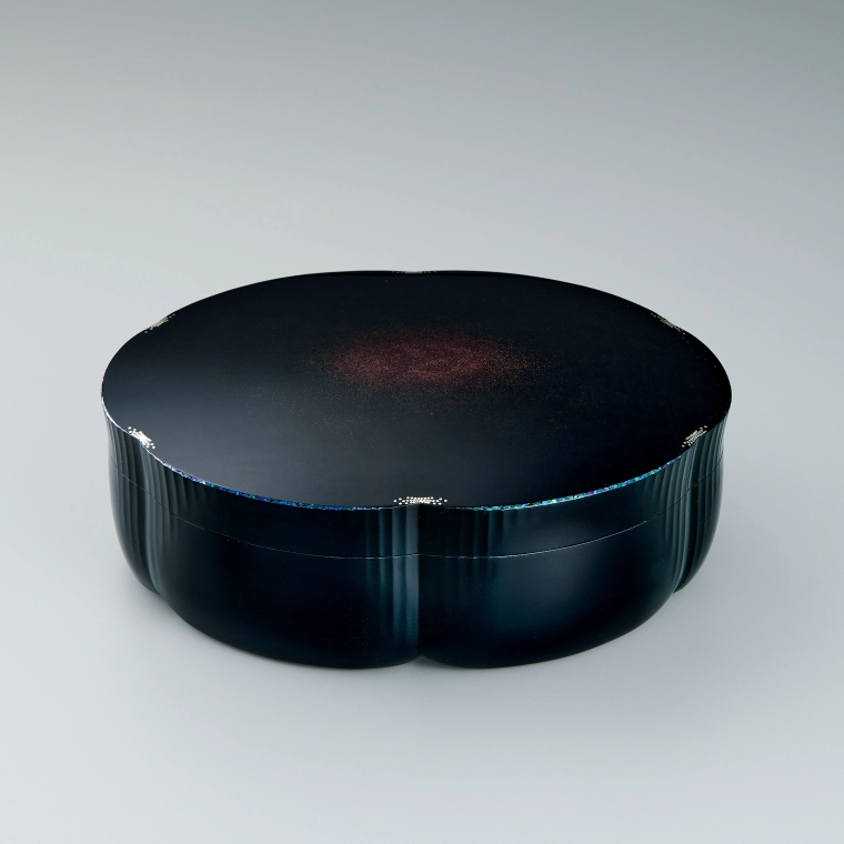 photo Kanshitsu box with makie and mother-of-pearl inlay decoration. “Overflow”