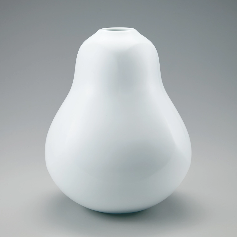 photo White porcelain faceted jar.