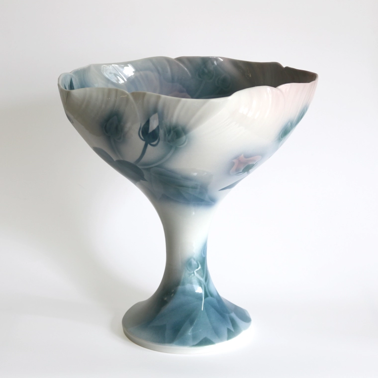 photo Tall-footed bowl with underglaze blue decoration. “Suifuyo （Hibiscus mutabilis cv. Versicolor）”