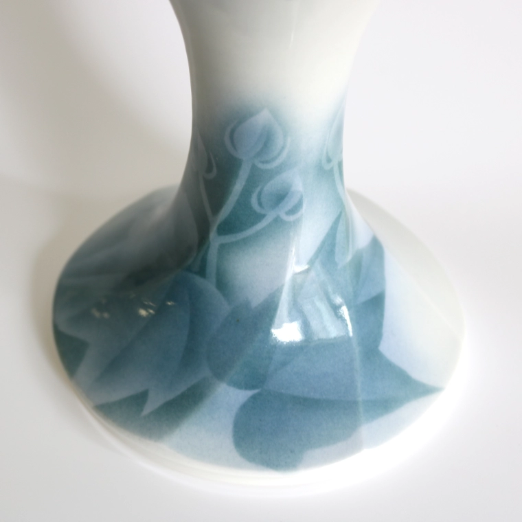 photo Tall-footed bowl with underglaze blue decoration. “Suifuyo （Hibiscus mutabilis cv. Versicolor）”