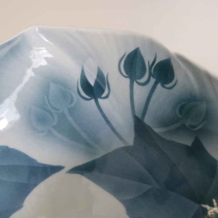 photo Tall-footed bowl with underglaze blue decoration. “Suifuyo （Hibiscus mutabilis cv. Versicolor）”