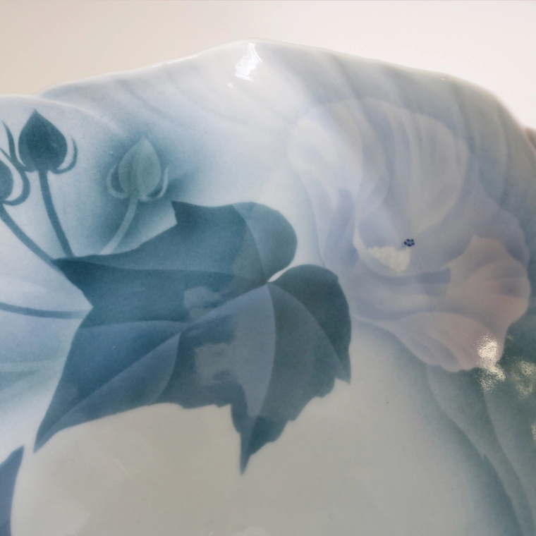 photo Tall-footed bowl with underglaze blue decoration. “Suifuyo （Hibiscus mutabilis cv. Versicolor）”
