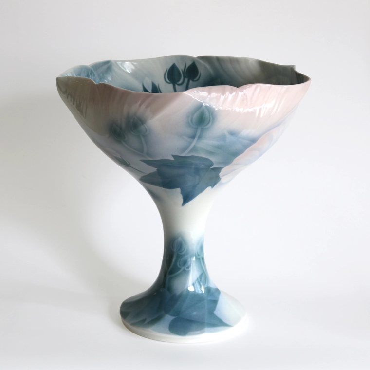 photo Tall-footed bowl with underglaze blue decoration. “Suifuyo （Hibiscus mutabilis cv. Versicolor）”