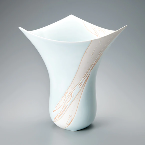 青白磁三方円錐器「緋」 (Kazuhiro Matsukawa) ｜Gallery Japan