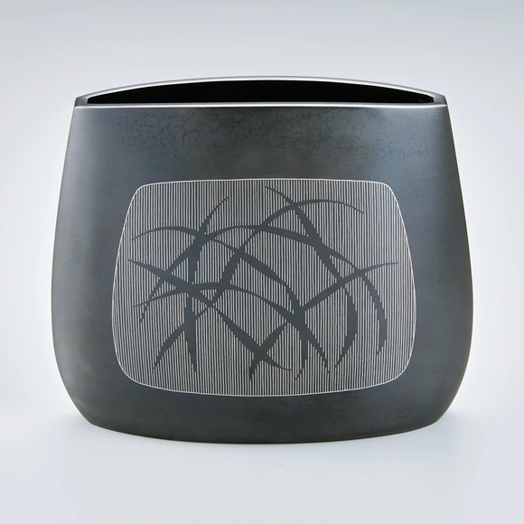 Flower vessel of rogin with inlay decoration. “Shadow of moon”