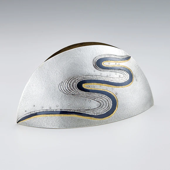Silver flower vessel with shakudo inlay decoration. “Brightness” 