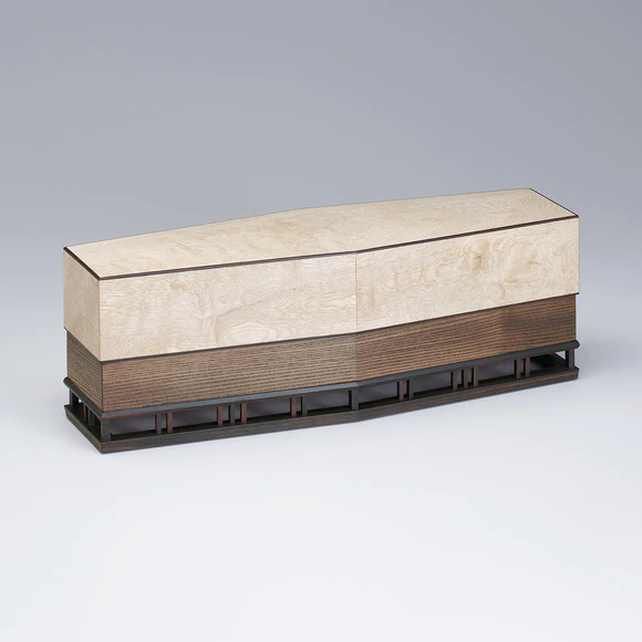 Coffer of chestnut wood and jindai zelkova wood.