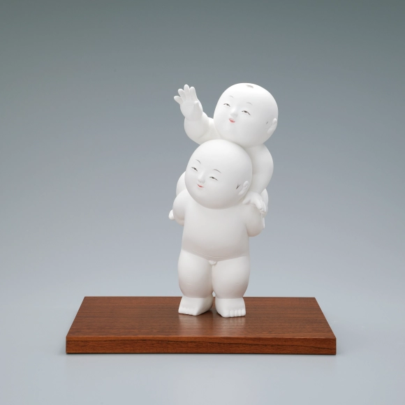 “On the way home”. Wood sculpture covered with whitewash.