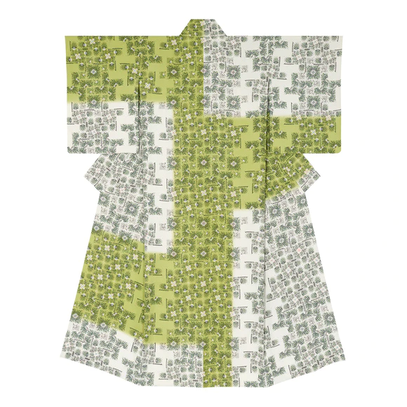 Kimono with sarasa pattern in woodblock printing. “Longevity of green”