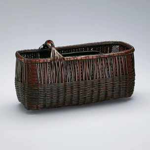 Flower basket of nemagari-take bamboo with suri-urushi. “Village of skylark”