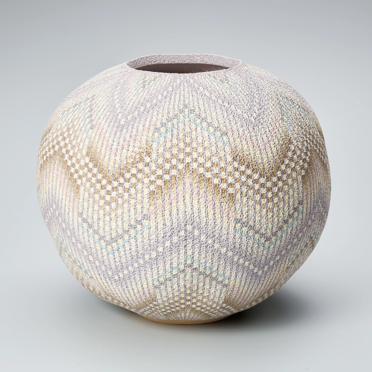 photo Marbled ware jar with “kōritsu” pattern.