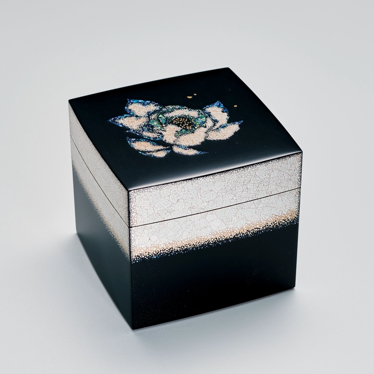 写真：蒔絵箱「雪椿」