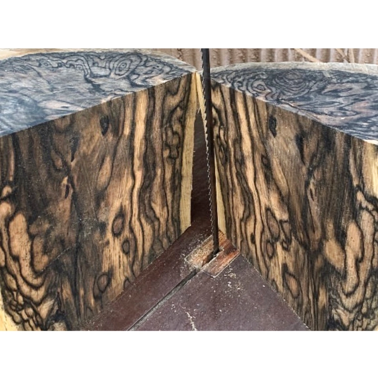 photo Covered Food Box of Black-streaked Persimmon Wood and Purple Bombay Black Wood Joined Together with Mother-of-pearl Inlay Decoration.