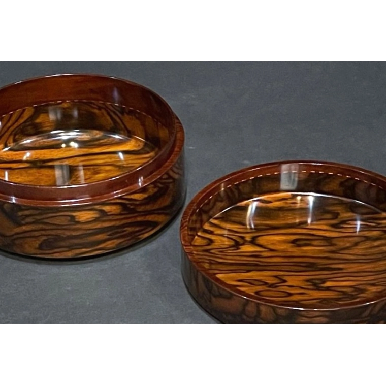 photo Covered Food Box of Black-streaked Persimmon Wood and Purple Bombay Black Wood Joined Together with Mother-of-pearl Inlay Decoration.