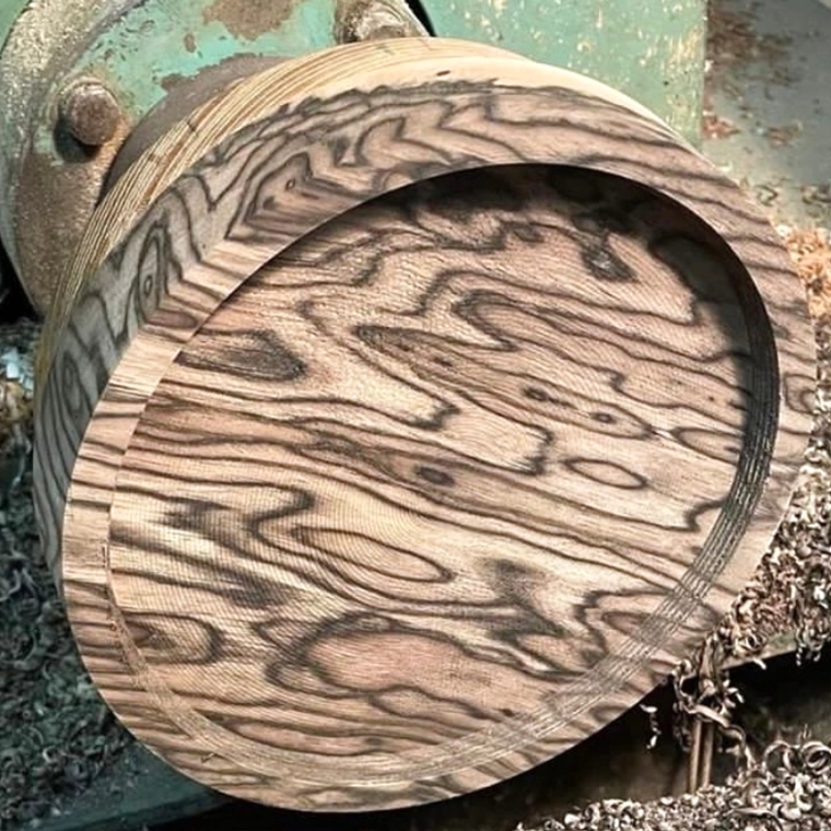photo Covered Food Box of Black-streaked Persimmon Wood and Purple Bombay Black Wood Joined Together with Mother-of-pearl Inlay Decoration.