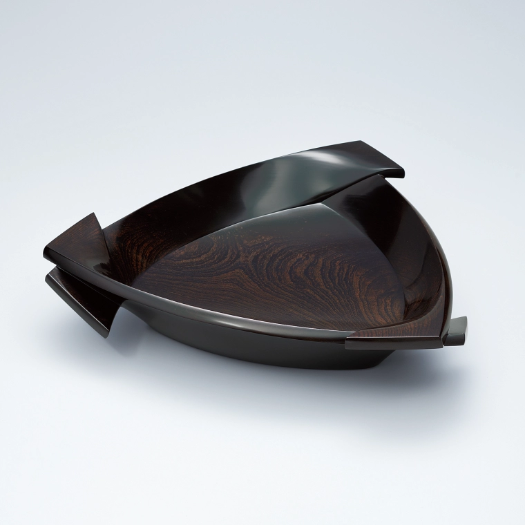 photo Bowl of zelkova wood finished in wiped urushi. “Bamboo leaf boat”