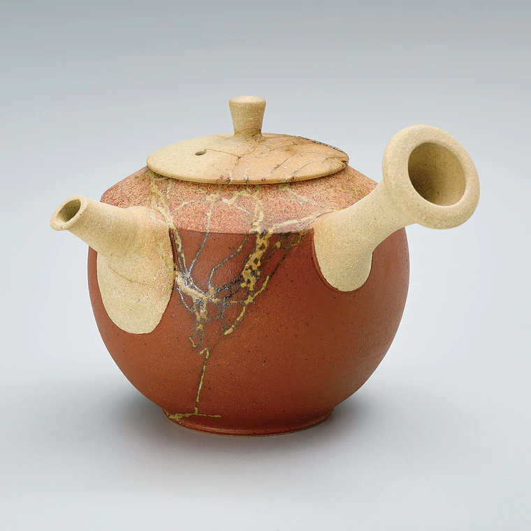 photo Teapot of red clay with mogake decoration.