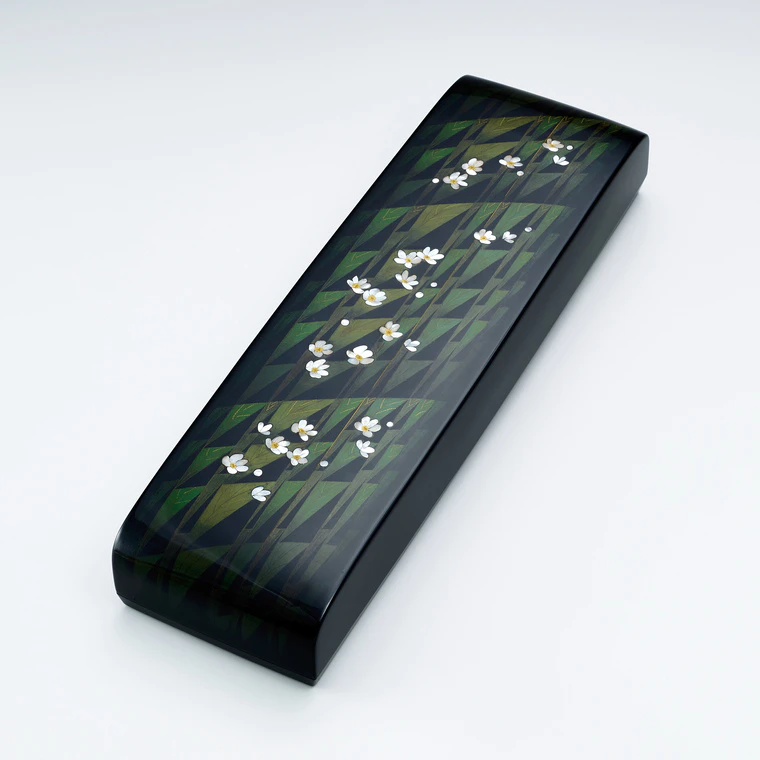 photo Kanshitsu rectangular box with design in kinma and mother-of-pearl inlay. “Baikamo”
