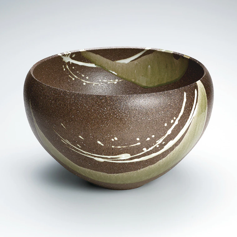 photo Large bowl with ash glaze.