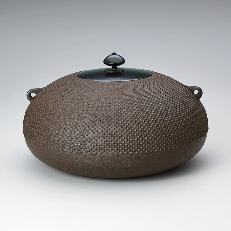 photo Tea ceremony kettle of futon type with hail pattern design.