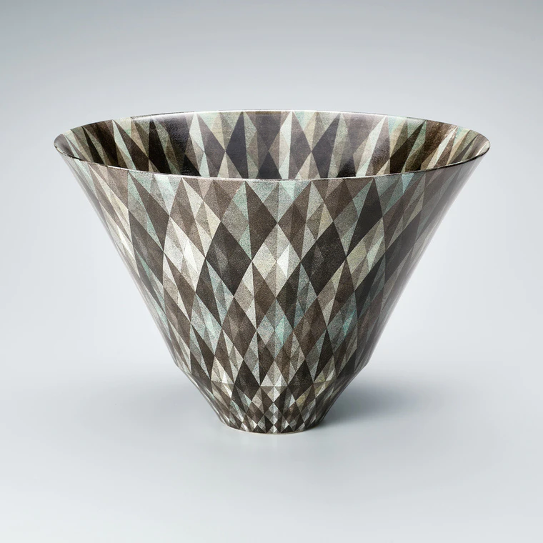 photo Bowl with design of multi layered black crystal.