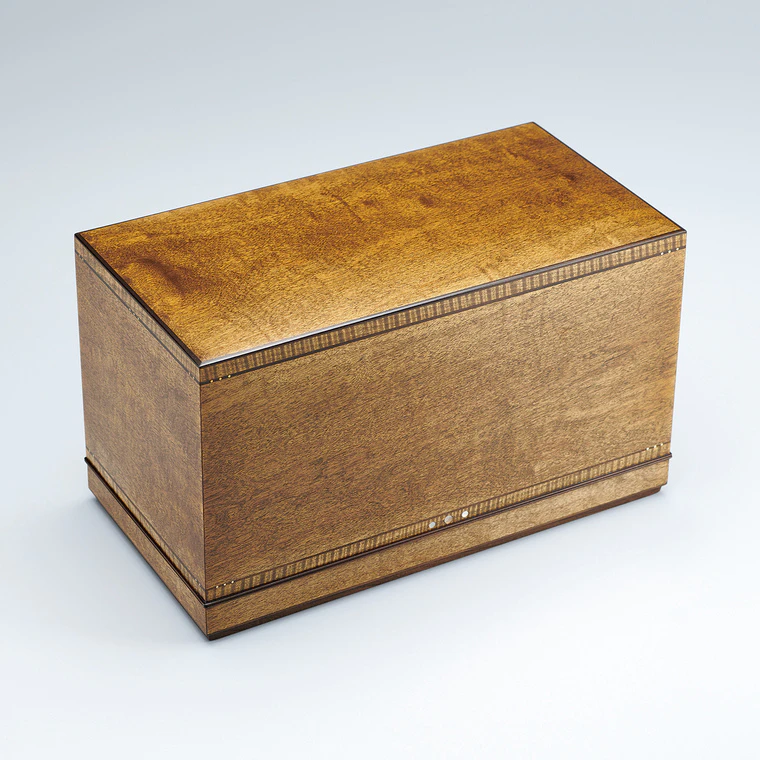 photo Coffer of maple wood finished in wiped urushi. “Cloudy day during the cherry blossom season”