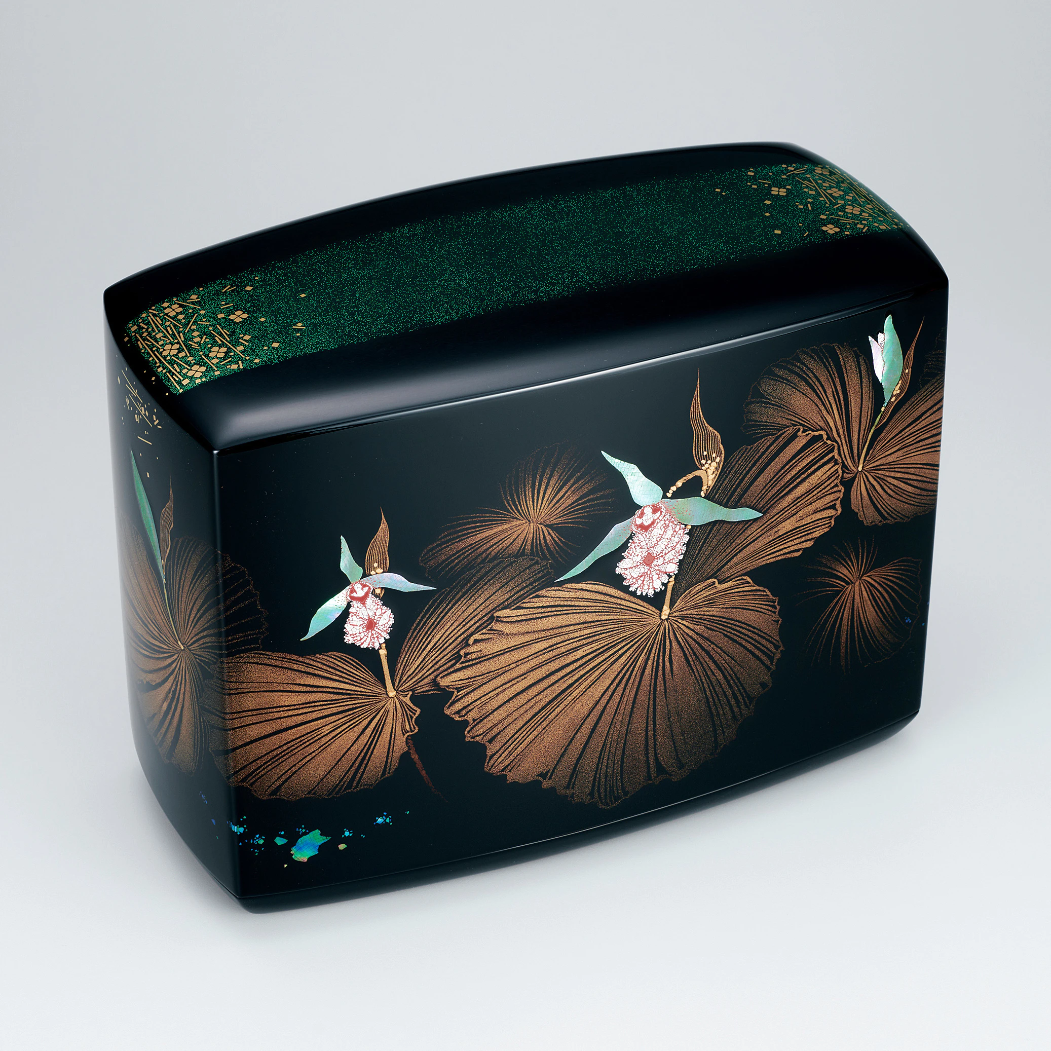 Box with design in makie. “Japanese lady slipper orchid in the sunshine  filtering through foliage” (Keiji Onihira) ｜Gallery Japan