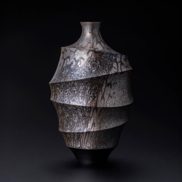 Flower vessel of mokumegane with ridge design made in hammer work.