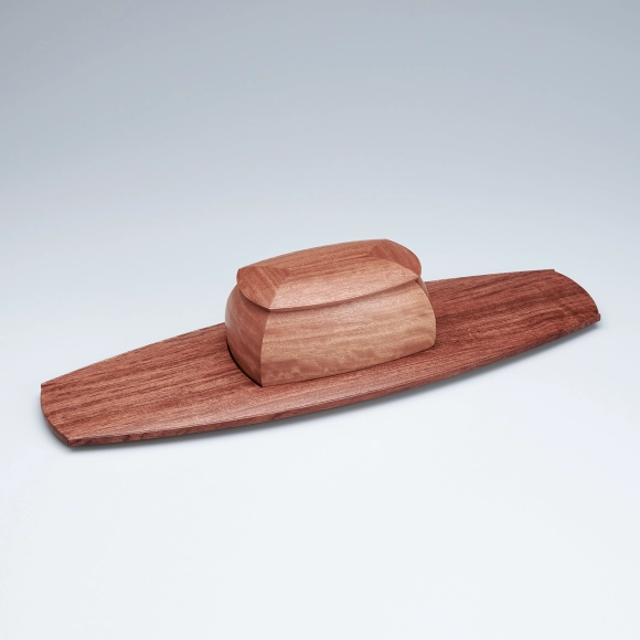 Coffer of Japanese raisin wood and karaki.