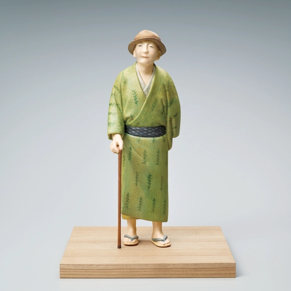 “Sunshine filtering through foliage”. Formed with tōso over wooden core and covered with cloth and paper.