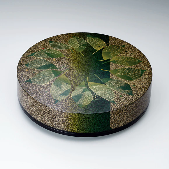 Covered round box with design in kinma and zonsei. “The shade of trees”