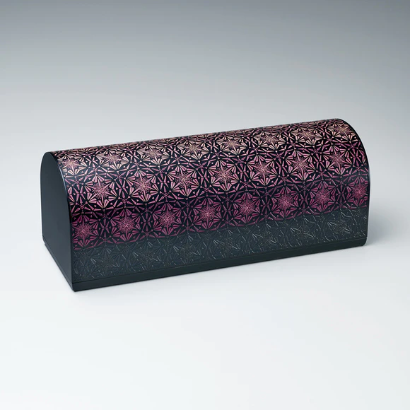 Box with geometrical design in irokiri-urushi.