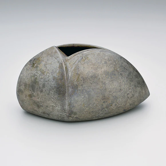Flower vessel of rōgin. “Faint fragrance”