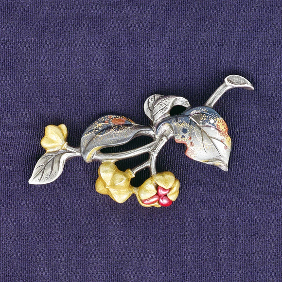 椿⭐K18留め具チョーカー⭐七宝焼チャーム⭐大振り⭐一点物⭐マグネット 秋草帯留金具(竹花 万貴)｜ギャラリージャパン