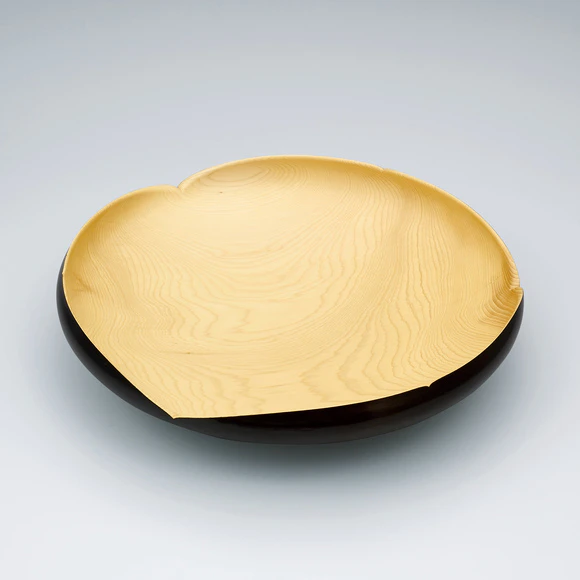 Bowl of Japanese nutmeg-yew wood.