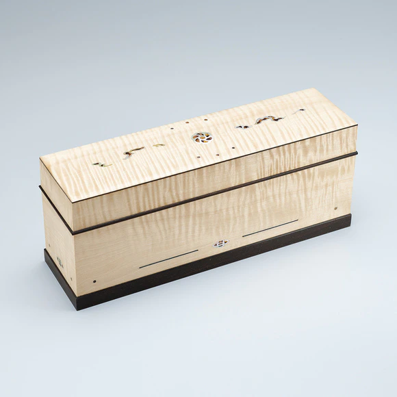 Box of horse chestnut wood with design in inlay. “Lingering fragrance of spring”