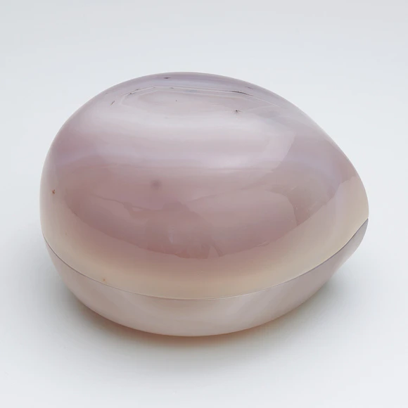Agate chestnut shaped bowl with cover.